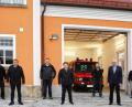 Bild: njn
Coronabedingt wurde der neue Feuerwehrhausanbau in Grötschenreuth seiner Bestimmung in kleinem Rahmen übergeben. Auf dem Bild einige Feuerwehrkameraden mit Bürgermeister Johannes Reger (Dritter von rechts), Zweitem Bürgermeister Bernhard Schmidt (Dritter von links), Stadtrat Rolf Hanauer (Zweiter von links), Kreisbrandrat Andreas Wührl (rechts) sowie Feuerwehrvorsitzendem Thomas Hanauer (Vierter von links) und Kommandant Tobias Panzer (Vierter von rechts).