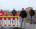 Bild: mab
Offiziell für den Verkehr freigegeben wurde das 130 Meter lange Teilstück der Hertzstraße im Gewerbegebiet West durch (von links) Bürgermeister Peter Neumeier, Planungsingenieur Hans Böckl, Tiefbauunternehmer Helmut Seebauer, Bauamtsleiter Stefan Bartl-Schöls und Bauleiter Christian Wittmann.