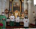 Bild: gi
Jakob Meier (Mitte) wurde am Sonntag in der Schar der Ministranten in der Kirche St. Georg in Etzgersrieth aufgenommen. Dazu gratulierten Pfarrer Udo Klösel und Michael Steinhilber sowie die Ministranten, die Schwester Maria Meier und Lena Weiß (von links).