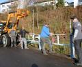 Bild: prh
Auf Initiative der Eisstockschützen mit Spartenleiter Marco Hausner und Vorsitzendem Michael Kühnel (Zweiter und Dritter von links) wurde unter Mithilfe von Johannes Herter und Johannes Humig (von rechts) sowie Fabian Stich (auf dem Traktor) wurde das marode Brückengländer der Bergmühlbrücke erneuert. Zweite Bürgermeisterin Tanja Kippes war voll des Lobes für die Initiative der Eisstockschützen.