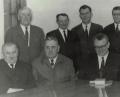 Bild: gi (Archiv)
Verantwortungsvoll führten Bürgermeister Johann Scheuerer und seine Gemeinderäte Moosbach durch die schwierige Zeit der Gebietsreform vor 50 Jahren. Vorne von links: Johann Rappl, Karl Schmidt, Bürgermeister Johann Scheuerer, Leopold Bergmann. Hintere Reihe von links: Baptist Balk, Fritz Kick, Josef Kemnitzer, Johann Steger und Anton Hierold.