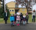 Bild: jr
Familienbeauftragte Ute Döhler (rechts) überreichte an Elternbeiratsvorsitzende Sandra Dehmel (Mitte) eine Spende in Höhe von 175,75 Euro für die Grundschule Pechbrunn. Über den Erlös aus der Masken-Aktion freuten sich unter anderem Kinder der ersten Klasse und Lehrerin Evi Kern.