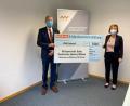 Bild: Märtin/OTH Amberg-Weiden/exb
Anton Gleixner, Niederlassungsleiter des Norma-Zweigbetriebs Regenstauf, überreicht an die OTH- Vizepräsidentin Professorin Christiane Hellbach einen Spendenscheck über 5000 Euro.