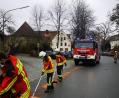 Bild: mde
Einsatzkräfte der Feuerwehr Kemnath sicherten die betroffenen Straßenbereiche - wie hier in der Schulstraße - ab und brachten Bindemittel auf. Mit Maske und Abstand wurde der Einsatz abgearbeitet. Ein ähnliches Bild bot sich bei den neun weiteren beteiligten Feuerwehren.