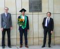 Bild: exb
Dr.-Ing. Florian Uhrig (Mitte), Prof. Dr.-Ing. Thomas von Unwerth von der TU Chemnitz (rechts) und Prof. Dr. Peter Kurzweil von der OTH Amberg-Weiden (links) nach Rigorosum, Promotionsvortrag und Disputation an der Technischen Universität Chemnitz.