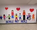 Bild: gsp
„Schule mit Herz“ heißt es an einer bunt bemalten Wand im Gebäude der Albert-Schweitzer-Grundschule.