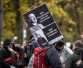 Bild: Fabian Sommer/dpa
Verqueres Demokratieverständnis: Ein Teilnehmer der Demonstration gegen die Corona-Einschränkungen hält ein Schild hoch auf dem Angela Merkel mit unter Adolf Hitler gleichgesetzt wird.