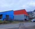 Bild: fjo
Entlang der Schulstraße (vorne) plant Architekt Rudolf Meißner eine zusätzliche Erweiterung der Kindertagesstätte "Sankt Emmeram", wofür die aktuelle Containerlösung (Mitte) wieder weichen muss.