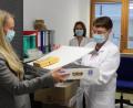 Bild: Eva Maria Rauch/Kliniken Nordoberpfalz
Auch im Klinikum Weiden kommen Lions-Krapfen an. Michaela Hutzler, Klinische Direktorin (links), verteilt das Gebäck weiter.