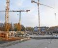 Bild: Gabi Schönberger
Drei Kräne versorgen inzwischen die Arbeiter auf der Baustelle des Quartiers "Neue Naabwiesen" mit Material. Im hinteren Bereich entsteht bereits die Schalung für die Decke der Tiefgarage, vorne wird der Guss weiterer Teile der Bodenplatte vorbereitet.