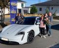 Bild: Nick Lisson/Antenne Bayern/exb
Familie Kaatzke strahlt. Marion Schieder, "die Schiederin" von Antenne Bayern (links), bringt den Eschenbachern einen Porsche Taycan zur Probefahrt vorbei. Mama Stefanie hat bei dem Radiosender so einen Flitzer in der Farbe blau gewonnen.