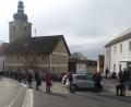 Bild: bk
Die Warteschlange reichte am Sonntag zur Mittagszeit bis zur evangelischen Martinskirche.