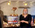 Bild: Stadt Schwandorf/exb
Oberbürgermeister Andreas Feller und Sonja Pirzer präsentieren den Schwandorfer Adventskalender 2020.