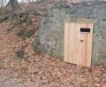 Bild: gi
Hinter den neuen Kellertüren aus Holz mit Einfluglöchern werden sich die Fledermäuse künftig wohler fühlen.