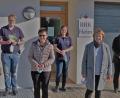 Bild: twi
Der Frauenbund lässt den "Helfer vor Ort" nicht Rm regen stehen: Unser Bild zeigt Jutta Schönberger, Tobias Böhnstedt, Ruth Höpfl, Christina Sachs, Heidi Schwendner und Stephanie Rosenberg (von links) bei der Spendenübergabe vor dem BRK-Heim.