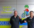 Bild: Polizei
Polizeidirektor Thomas Lachner (rechts) gratuliert coronakonform Verkehrserzieher Horst Strehl zur Pensionierung.