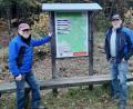 Bild: is
Hans Forster (rechts) und Bernhard Riedl sowie ihre Kollegen von der DJK-Skiabteilung freuen sich über die neuen Übersichtstafeln mit den Loipenplänen für das Gebiet zwischen Pressath und dem Hessenreuther Berg.