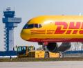Bild: Hendrik Schmidt/dpa
Ein DHL-Frachtflugzeug landet auf dem Flughafen Leipzig/Halle. Die globale Logistikbranche bereitet sich schon jetzt auf die globale Verteilung von Covid-19-Impfstoffen vor.
