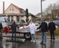 Bild: mde
Die Antwort der Bayernland e.G. übergab der Betriebsleiter des Kemnather Milchhofs, Richard Schaller (Dritter von rechts), an Matthias Bayer (Vierter von rechts) und Bernhard Schultes (Zweiter von rechts). Der Inhalt: Die Auszahlung für die Milch bleibt trotz der verständlichen Forderungen der Erzeuger unverändert.