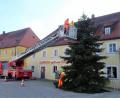 Bild: hl
Mit der Drehleiter der Feuerwehr Kemnath brachten die Bauhofmitarbeiter die Beleuchtung am Christbaum in Waldeck an.