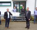 Bild: bkr
Für Dorfleiter Holger Hassel (Zweiter von links) hatten Tobias Gebhard, Michael Meier, Stephan Zimmerer, Hannes Menzl und Robert Adamietz (von links) einen Scheck mitgebracht.