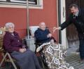 Bild: wel
Als Johann Süß (Mitte) in Gaisthal seinen 100. Geburtstag feierte, zählte Ehefrau Maria zu den ersten Gratulanten. Bürgermeister Reinhard Kreuzer stieß mit dem Jubilar an und überbrachte die besten Wünsche der Stadt Schönsee.