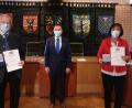 Bild: uz
Oberbürgermeister Jens Meyer (MItte) zeichnete mit Brigitte Schwarz und Alois Lukas zwei engagierte Stadträte mit der Kommunalen Verdienstmedaille aus.