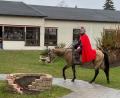 Bild: sei
Strahlende Kinderaugen sahen von den geöffneten Fenstern aus zu, wie St. Martin auf dem Pferd durch den Garten des Kinderhauses ritt.