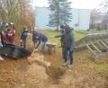 Bild: Mittelschule Mitterteich/exb
Im Garten der Mittelschule Mitterteich soll ein Feuchtbiotop entstehen. Unter fachkundiger Anleitung setzten die am Projekt beteiligten Jugendlichen eine Teichwanne und gestalteten die Uferzone.