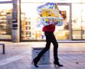 Bild: Axel Heimken
Ein Frau läuft mit dem Arm voller Klopapierrollen aus einem Drogeriemarkt heraus. Foto: Axel Heimken/dpa