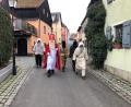 Archivbild: jr
Ähnlich wie hier auf diesem Archivbild wird der Nikolaus und sein Knecht Ruprecht am Samstag, 5. Dezember, ab 17 Uhr, durch die Konnersreuther Straßen ziehen und die Kinder und Familien aus sicherer Entfernung grüßen.