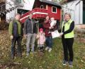 Bild: jhö
Tanja und Christian Höllerl freuen sich mit ihren Töchtern Anna und Elli über den kräftigen "Geburtsbaum", von dem sie hoffentlich bald leckere Äpfel ernten können. Die beiden Vorsitzenden des Obst- und Gartenbauvereins,
Josef Höllerl und Christine Walter, gratulieren der jungen Familie.