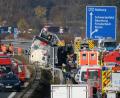 Bild: Rudolf Hirsch
Mit einem Großaufgebot reagierten die Rettungskräfte nach einem Unfall auf der A 93 kurz vor der Ausfahrt Schwarzenfeld in nördlicher Richtung. Der Lastwagen hatte Lauge geladen, war havariert und auf die Mittelleitplanke der Autobahn gestürzt.