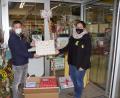 Bild: bkr
13 Weihnachtspäckchen der Kulmainer Löschzwerge stellen Sandra Schraml und Alexander Danzer mit in den Eingangsbereich des Dorfladens, wo ein kleiner Stand für die Aktion der Feuerdrachen aufgebaut ist. Die bereits erreichte Zielmarke 100 dürfte bis zum 1. Dezember noch etwas nach oben klettern.