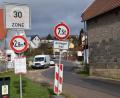 Bild: bö
Einem Nadelöhr gleicht die Engstelle in der unteren Bergstraße in Ebermannsdorf. Die Mitglieder des Gemeinderat appellieren an die Parkmoral, bevor neue Schilder aufgestellt werden.