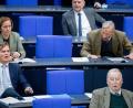 Bild: Kay Nietfeld/dpa
Bernd Baumann (von links), parlamentarischer Geschäftsführer der AfD-Bundestagsfraktion, Beatrix von Storch, Armin-Paul Hampel und Alexander Gauland, Fraktionsvorsitzender der AfD, am ´Freitag im Bundestag.