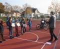 Bild: Gerlinde Werner/exb
HSU-Lehrerin Dagmar Härtl, Dekan Michael Hoch (von rechts) und Rektorin Heidi Neidl (hinten) freuen sich mit den Kindern über die Fahrradsegnung.