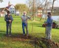 Bild: ow
Der Vorsitzende des Obst- und Gartenbauvereins, André Dietrich (Mitte), kommt nach Filchendorf, um in der Streuobstwiese hinter dem Bolzplatz zwei von Ely Eibisch gestiftete Obstbäume zu pflanzen. Dabei informiert er die beiden Helfer Gerhard Dollhopf (links) und Manfred Rix (rechts) über den erforderlichen Pflanzschnitt.
