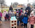 Bild: Kinderhaus Waldsassen/exb
Die Mädchen und Buben aus dem Kinderhaus Tausendfüßler vorm Seniorenheim St. Martin in Waldsassen.