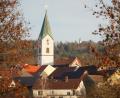 Bild: fvo
Von der Waldthurner Pfarrkirche St. Sebastian aus (im Vordergrund) marschierten auch im vergangenen Jahr viele Pilger zum fast drei Kilometer entfernten Fahrenberggipfel zur Wallfahrtskirche Mariä Heimsuchung (im Hintergrund).