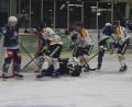 Bild: gb
Dennis Palka (Zweiter von links) bejubelt beim 4:2-Sieg gegen den EV Füssen seinen Treffer zum 1:0. Am Wochenende steht für die Blue Devils ein Heimspiel-Doppelpack auf dem Programm: am Freitag gegen die Eisbären Regensburg und am Sonntag gegen den ECDC Memmingen.