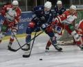 Bild: gb
Die Blue Devils verloren am Freitagabend das Oberpfalzderby gegen die Eisbären Regensburg mit 1:4. Marius Schmidt (blaues Trikot) erzielte kurz vor Schluss den Ehrentreffer für die Weidener.