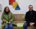 Bild: fks
Anstelle großer Festreden mit allerlei prominenter Gäste erinnerten sich Pfarrer Martin Besold und Kindergartenleiterin Stefanie Unterburger auf der Sitzbank vor dem Kindergarten an die Entstehungsgeschichte vor über 25 Jahren.