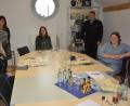 Bild: jr
Eine inklusive digitale Schnitzeljagd, federführend organisiert vom Jugendmedienzentrum T1, wird es in Mitterteich geben. Bei einer Besprechung im Rathaus mit dabei waren (von links) Gabriela Paetzolt (T1), Gabi Bleistein (Tourist-Info), Sandra Schug (T1), Bürgermeister Stefan Grillmeier und Christina Ponader (Netzwerk Inklusion).