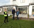 Bild: jhö
Thomas und Andrea Arnold mit Elias freuen sich über den Apfelbaum des Obst- und Gartenbauvereins, den zweite Vorsitzende Christine Walter (links) der jungen Familie überreichte.