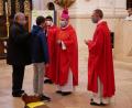 Bild: hmr
Mit den Worten "Sei besiegelt durch die Gabe Gottes, den Heiligen Geist. Der Friede sei mit dir" spendete Domkapitular Monsignore Dr. Roland Batz den mehr als 60 Firmlingen in der Basilika Waldsassen das Sakrament der Firmung - aufgeteilt auf zwei Gottesdienste.