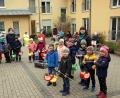 Bild: gac
Laternenumzüge, Singen in Altenheimen und Adventsfeiern müssen heuer ausfallen. Linda Hirsch, Leiterin des evangelischen Kindergartens „An der Allee“ (Zweite von links) und das Seniorenzentrum der Diakonie „Bühler Höhe“ haben trotzdem eine kreative Lösung gefunden, Gemeinsamkeit zwischen Alten und Jungen zu schaffen – unter Einhaltung der Hygienevorschriften.