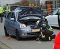 Bild: Dobmeier
Die Einsatzkräfte entschärften die brenzlige Situation von ausgetretenem Flüssiggas eines in einer Tiefgarage entdeckten und daraufhin ins Freie gebrachten Autos.