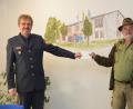 Bild: dob
Im Juli klinkt sich Günter Schober aus Trausnitz (rechts) aktiv in eine Vermisstensuche der Polizei bei Tännesberg ein und findet den völlig entkräfteten 67-jährigen Mann schließlich auch. Dafür gab es nun neben einer Belohnung viel Lob durch den Regensburger Polizeipräsidenten Norbert Zink. Erster Polizeihauptkommissar Martin Zehent übergibt neben dem Schreiben auch die Belohnung an den Waidmann, der sich in den heimischen Wäldern sehr gut auskennt.