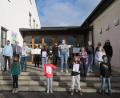 Bild: jzk
Claudia Grillmeier (hinten rechts) und Geroldine Ondruseck (hinten, Vierte von links) bedankten sich für die Spendenschecks, die sie von Schulleiter German Helgert (hinten, Zweiter von links) erhalten haben. Vorne stehen einige Schüler, die sich beim Spendenlauf besonders angestrengt haben.
